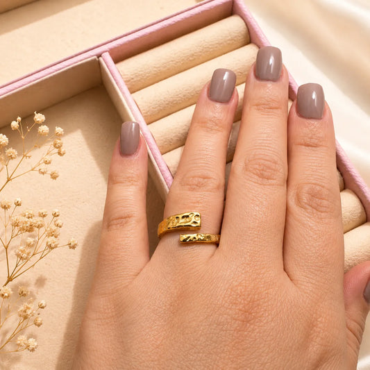 Anel Ajustável Banhado a Ouro 18K – Elegância e Versatilidade