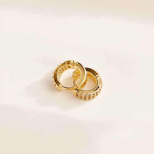 Brinco Argola com Pedrinhas – Banhado a Ouro 18K