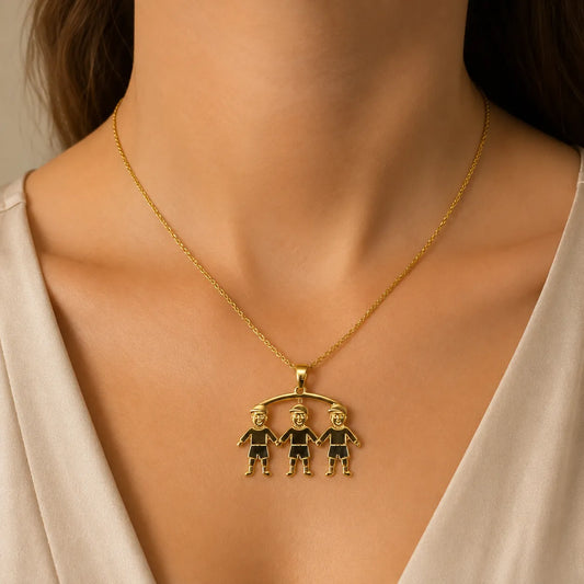 Colar com Pingente de Três Meninos – Banhado a Ouro