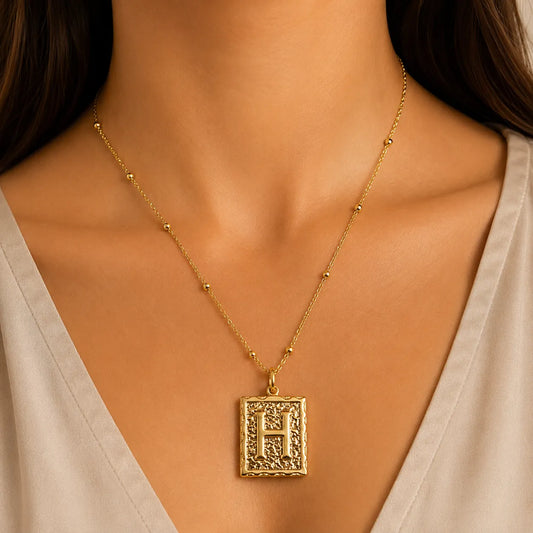 Colar com Pingente Letra "H"
