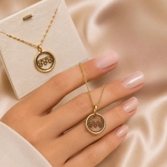 Colar com Pingente Redondo de Três Meninas – Banhado a Ouro