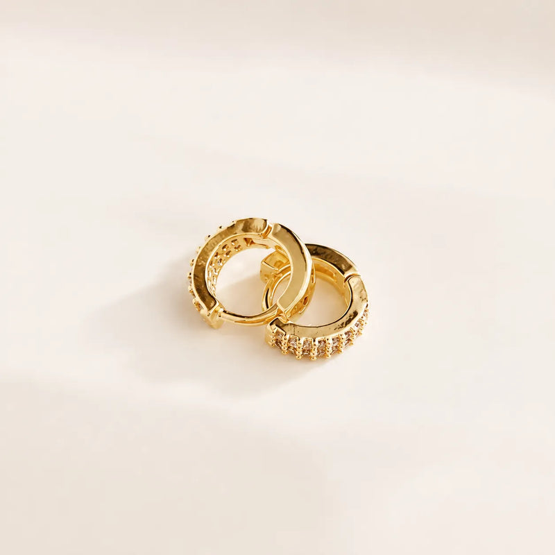 Brinco Argola com Pedrinhas – Banhado a Ouro 18K