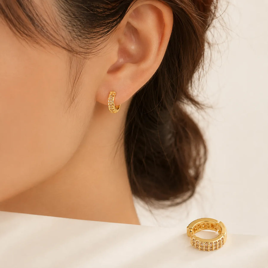 Brinco Argola com Pedrinhas – Banhado a Ouro 18K