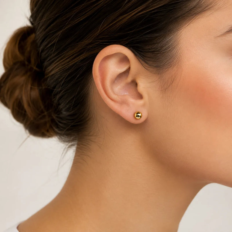 Brinco Bola Médio Banhado a Ouro – Simples e Elegante