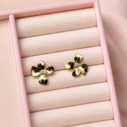 Brinco Flor Banhado a Ouro – Delicado e Elegante