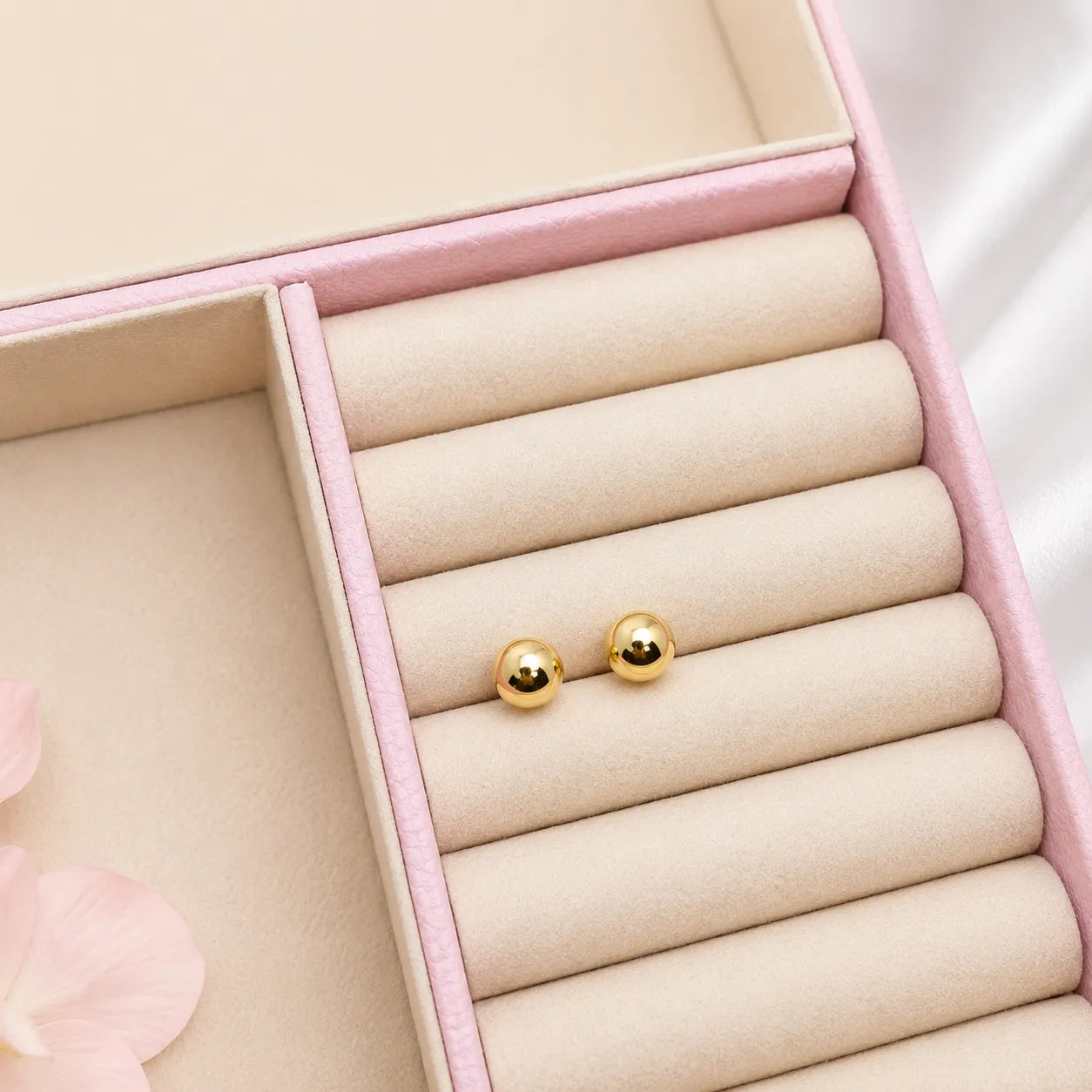 Brinco Bola Médio Banhado a Ouro – Simples e Elegante