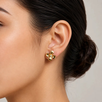 Brinco Flor Banhado a Ouro – Delicado e Elegante
