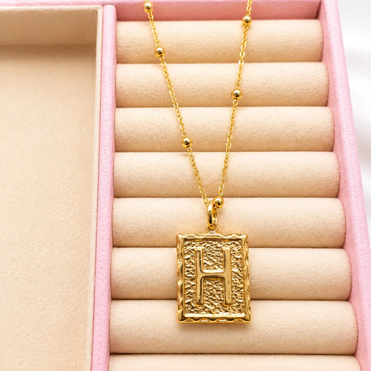 Colar com Pingente Letra "H"