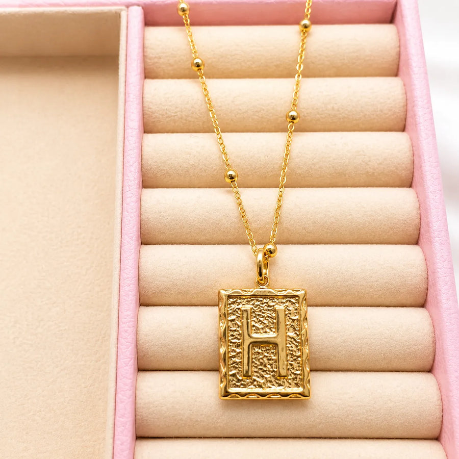 Colar com Pingente Letra "H"
