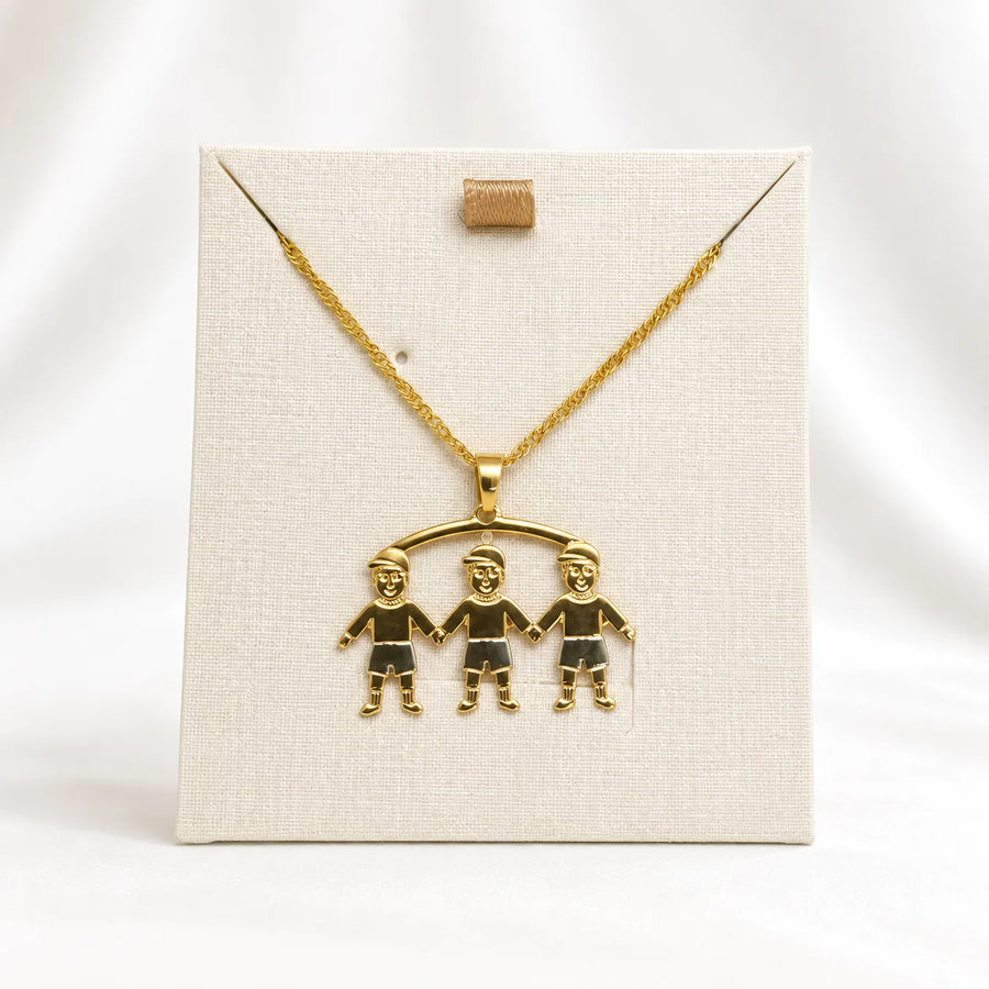 Colar com Pingente de Três Meninos – Banhado a Ouro