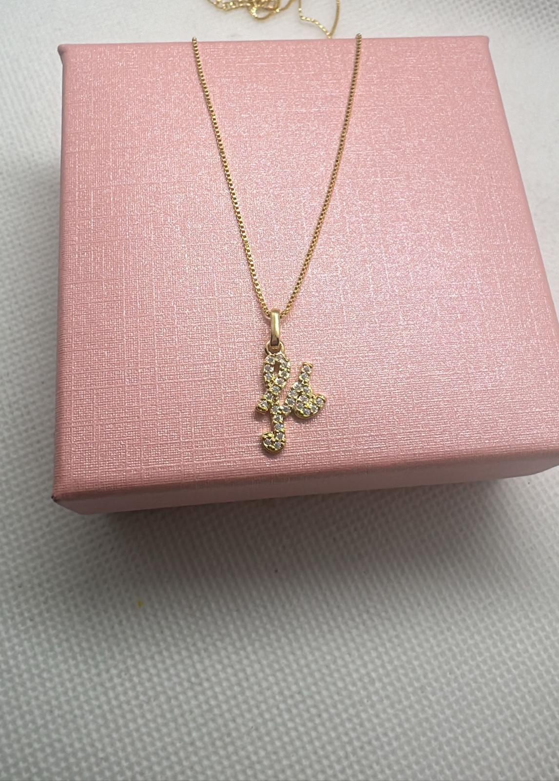 Necklace with "Fé" Pendant – Elegant and Inspiring Design