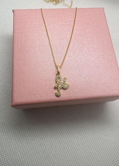 Necklace with "Fé" Pendant – Elegant and Inspiring Design