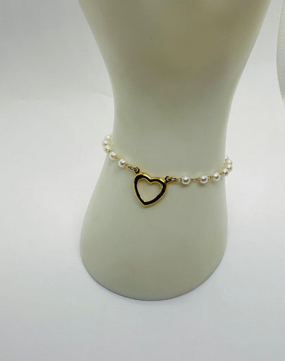 Pearl Bracelet with Heart Charm – Elegant & Romantic