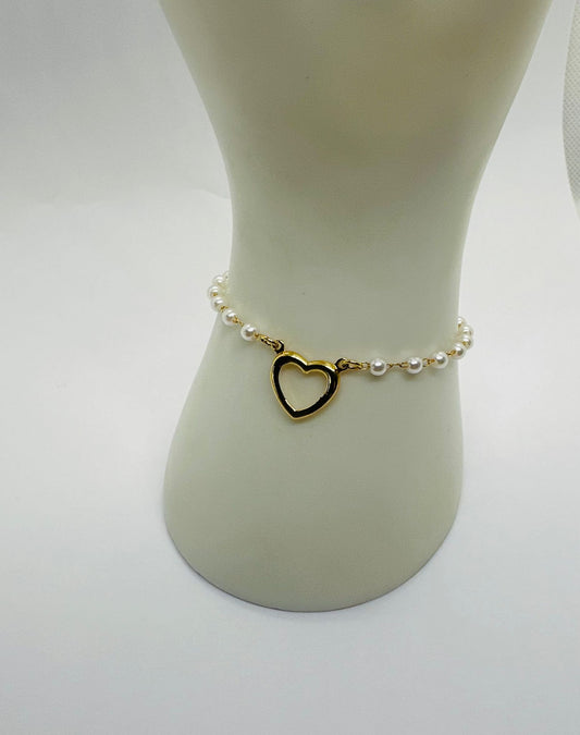 Pearl Bracelet with Heart Charm – Elegant & Romantic