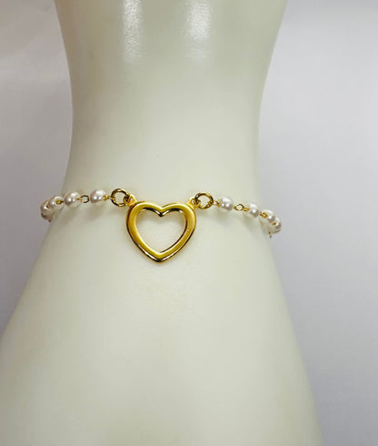 Pearl Bracelet with Heart Charm – Elegant & Romantic