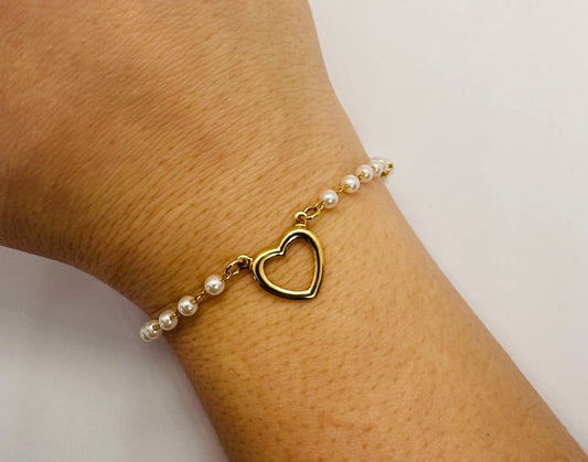 Pearl Bracelet with Heart Charm – Elegant & Romantic